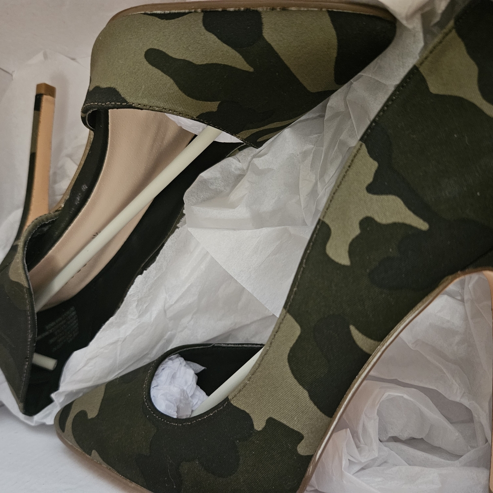 Green Camouflage Heels with Stylish Design 4 Inch Heel Size 6.5
